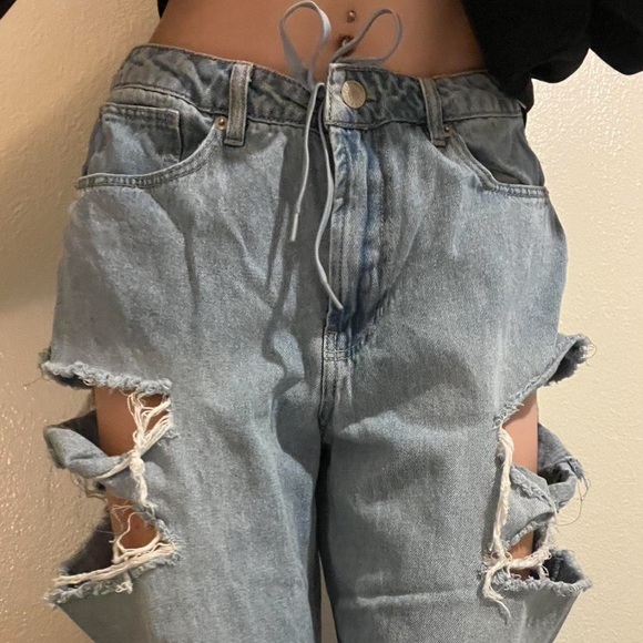 FOREVER 21 SKATER RIPPED JEANS 🖤🛹 - Picture 1 of 4